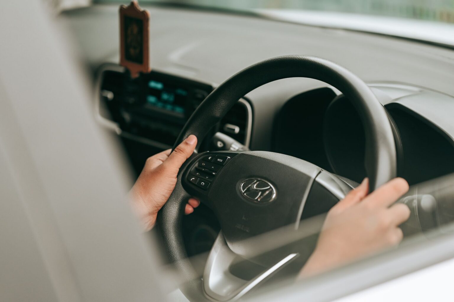 Mains sur le volant, à bord d'une voiture