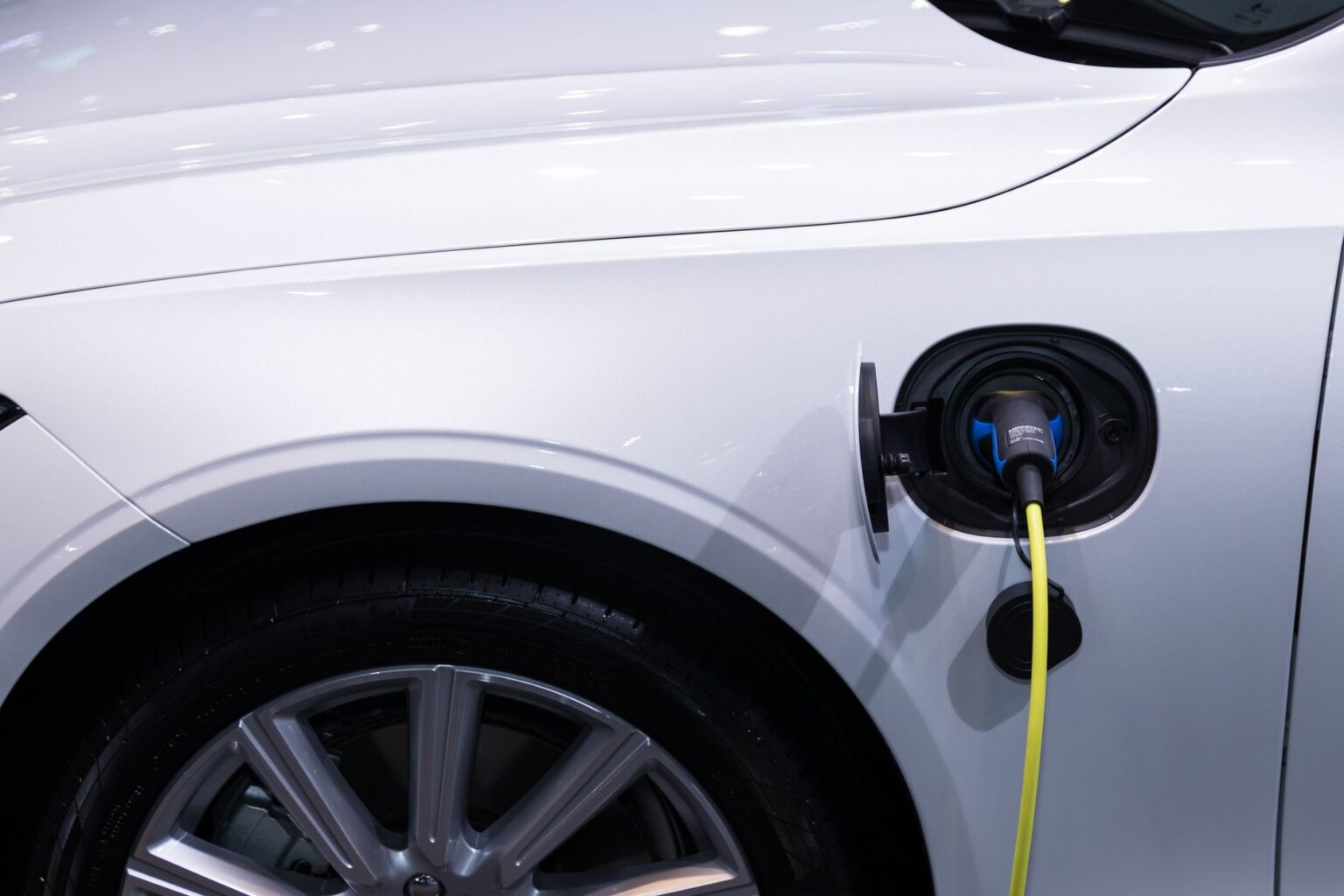 Voiture électrifiée branchée sur une borne de recharge