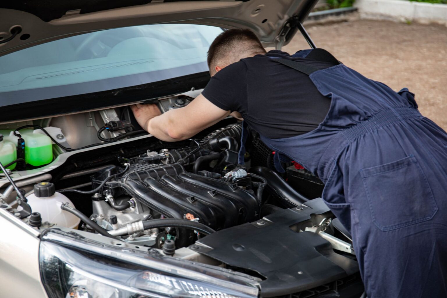 Mécanicien intervenant sur un moteur essence
