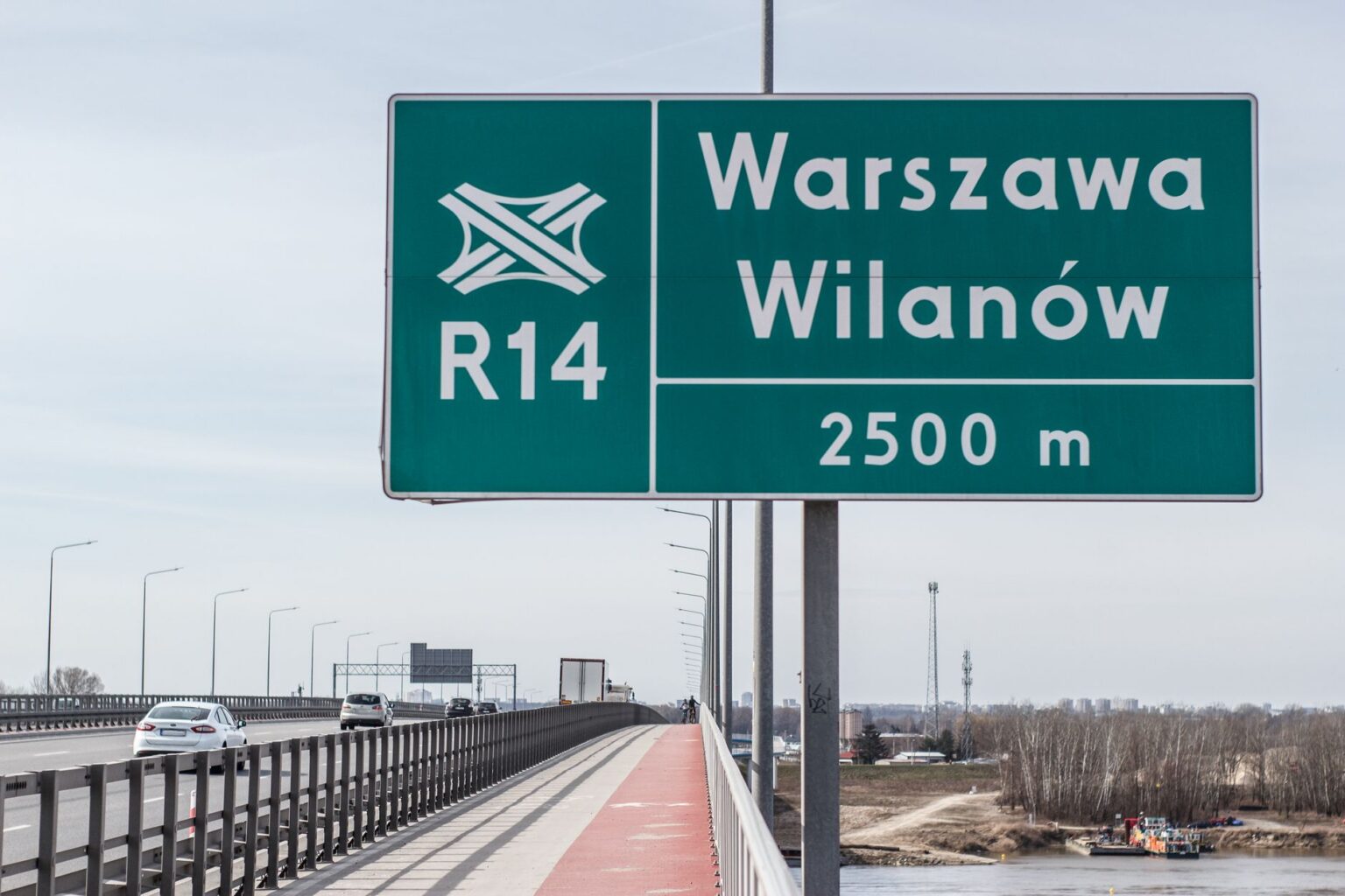 Panneau de signalisation sur une voie rapide européenne